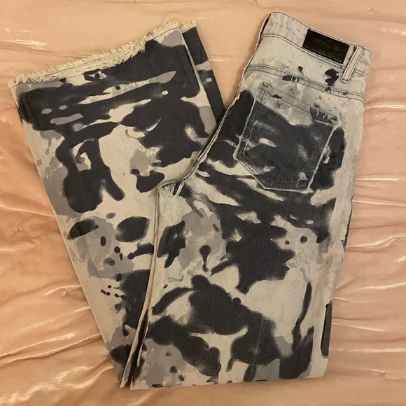 Poster Girl “Streets are Calling distressed jeans” - Picture 4 of 6